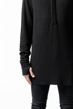 画像をギャラリービューアに読み込む, thomkrom HENRY NECK SWEATER TOPS / OVERLOCK STITCHED (BLACK)