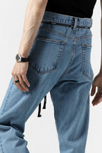 Load image into Gallery viewer, FACETASM CROPPED PRINT DENIM PANTS (INDIGO)