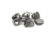 Load image into Gallery viewer, Holzpuppe Barnacle Vertical Oval Silver Ring (BR-519)