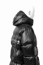 画像をギャラリービューアに読み込む, MASTERMIND WORLD x Rocky Mountain Featherbed NS PARKA DOWN JACKET (BLACK)