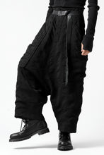 画像をギャラリービューアに読み込む, SOSNOVSKA SQUEEZED STRIPE PANTS (BLACK)