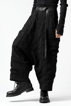 画像をギャラリービューアに読み込む, SOSNOVSKA SQUEEZED STRIPE PANTS (BLACK)