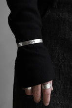 画像をギャラリービューアに読み込む, m.a+ cross punched silver bracelet / AB15/AG (SILVER)