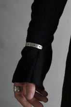 画像をギャラリービューアに読み込む, m.a+ cross punched silver bracelet / AB15/AG (SILVER)