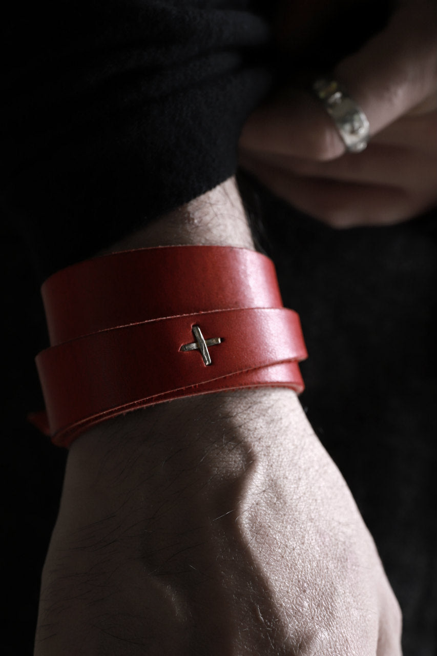 Load image into Gallery viewer, m.a+ croissant wrist band / A-F0K3/GR3,0 (CHILI RED)