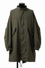 Load image into Gallery viewer, mastermind WORLD x ALPHA INDUSTRIES M-65 MODS COAT - CRAZY PANELED (OLIVE)
