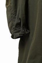 Load image into Gallery viewer, mastermind WORLD x ALPHA INDUSTRIES M-65 MODS COAT - CRAZY PANELED (OLIVE)