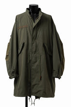 Load image into Gallery viewer, mastermind WORLD x ALPHA INDUSTRIES M-65 MODS COAT - CRAZY PANELED (OLIVE)
