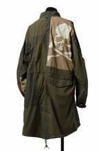 Load image into Gallery viewer, mastermind WORLD x ALPHA INDUSTRIES M-65 MODS COAT - CRAZY PANELED (OLIVE)