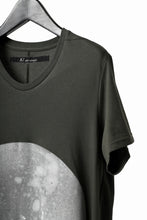 Load image into Gallery viewer, A.F ARTEFACT CREW NECK TEE / ABSTRACT PRINT Ver. (KHAKI)