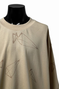 画像をギャラリービューアに読み込む, A.F ARTEFACT PYRA PATTERN PRINT CREW NECK TOPS (BEIGE)