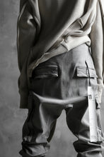 画像をギャラリービューアに読み込む, 11 BY BORIS BIDJAN SABERI CARGO POCKET PANT / STRETCH DENIM "P21B-F-1481" (ICE GREY)