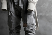 画像をギャラリービューアに読み込む, 11 BY BORIS BIDJAN SABERI CARGO POCKET PANT / STRETCH DENIM "P21B-F-1481" (ICE GREY)