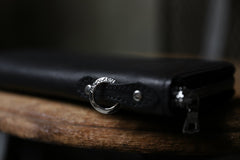 Load image into Gallery viewer, ISAMU KATAYAMA BACKLASH ROUND FASTNER WALLET / ITALY HORSE LEATHER (VACHETTA FINISHED / BLACK)