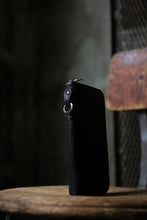 Load image into Gallery viewer, ISAMU KATAYAMA BACKLASH ROUND FASTNER WALLET / ITALY HORSE LEATHER (VACHETTA FINISHED / BLACK)