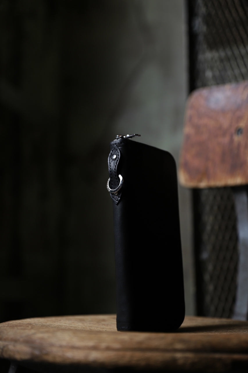 Load image into Gallery viewer, ISAMU KATAYAMA BACKLASH ROUND FASTNER WALLET / ITALY HORSE LEATHER (VACHETTA FINISHED / BLACK)