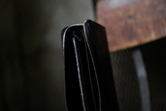 Load image into Gallery viewer, ISAMU KATAYAMA BACKLASH ROUND FASTNER WALLET / ITALY HORSE LEATHER (VACHETTA FINISHED / BLACK)