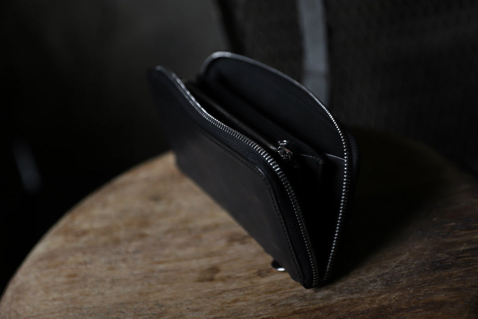 Load image into Gallery viewer, ISAMU KATAYAMA BACKLASH ROUND FASTNER WALLET / ITALY HORSE LEATHER (VACHETTA FINISHED / BLACK)
