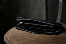 Load image into Gallery viewer, ISAMU KATAYAMA BACKLASH ROUND FASTNER WALLET / ITALY HORSE LEATHER (VACHETTA FINISHED / BLACK)
