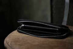 Load image into Gallery viewer, ISAMU KATAYAMA BACKLASH ROUND FASTNER WALLET / ITALY HORSE LEATHER (VACHETTA FINISHED / BLACK)