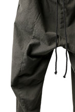 Load image into Gallery viewer, daub CENTRAL SEAM BUTTONS CLOSURE PANTS / SOFT COTTON TWILL (KHAKI GREY)