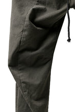 Load image into Gallery viewer, daub CENTRAL SEAM BUTTONS CLOSURE PANTS / SOFT COTTON TWILL (KHAKI GREY)