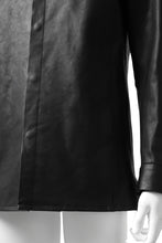 Load image into Gallery viewer, ISAMU KATAYAMA BACKLASH xx GUIDI COMMA 8 LEATHER SHIRT / CALF "Vitello Fiore Volonato" (BLACK) ※