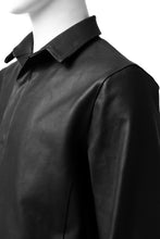 Load image into Gallery viewer, ISAMU KATAYAMA BACKLASH xx GUIDI COMMA 8 LEATHER SHIRT / CALF "Vitello Fiore Volonato" (BLACK) ※