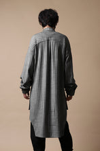 画像をギャラリービューアに読み込む, SOSNOVSKA exclusive FLYING DOWN SHIRT COAT (GREY STRIPE)