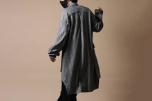 画像をギャラリービューアに読み込む, SOSNOVSKA exclusive FLYING DOWN SHIRT COAT (GREY STRIPE)