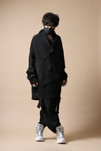 画像をギャラリービューアに読み込む, SOSNOVSKA exclusive SHIFTED POCKET SWEATER (BLACK)