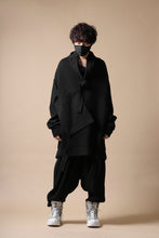 画像をギャラリービューアに読み込む, SOSNOVSKA exclusive SHIFTED POCKET SWEATER (BLACK)