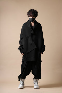 画像をギャラリービューアに読み込む, SOSNOVSKA exclusive SHIFTED POCKET SWEATER (BLACK)