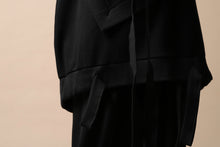画像をギャラリービューアに読み込む, SOSNOVSKA exclusive SHIFTED POCKET SWEATER (BLACK)