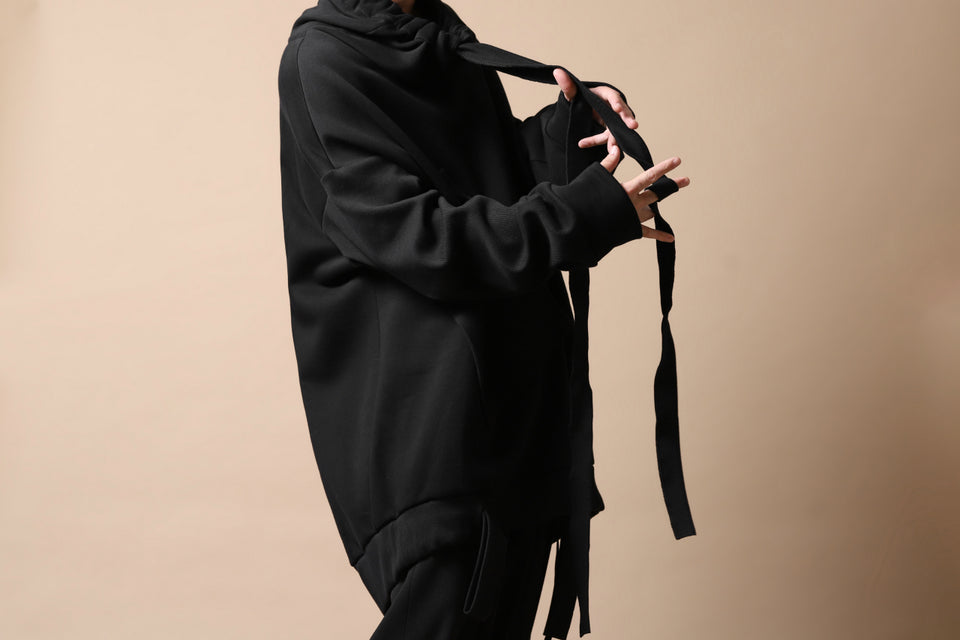 画像をギャラリービューアに読み込む, SOSNOVSKA exclusive SHIFTED POCKET SWEATER (BLACK)