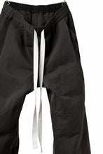 画像をギャラリービューアに読み込む, KLASICA GARNER WIDE STRING PANTS / TRI UNION HIGH DENSITY GABARDINE (MILITARY)