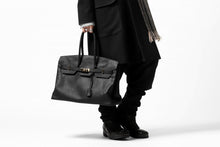 Load image into Gallery viewer, DEFORMATER.® TRAVEL BAG / SMOOTH COWHIDE (BLACK / GOLD PARTS)