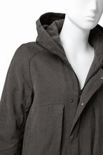 Load image into Gallery viewer, daub PADDED MT-HOOD JACKET / SOFT COTTON TWILL (KHAKI GREY)