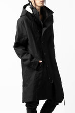 画像をギャラリービューアに読み込む, masnada MILITARY HOODIE LONG PARKA COAT with BOA LINNER /  COTONE STROPICCIATO (BLACK)