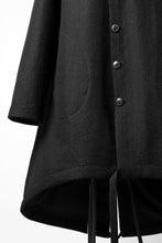 画像をギャラリービューアに読み込む, SOSNOVSKA REVERSIBLE UNINHIBITED RAIN COAT UREAN (BLACK)