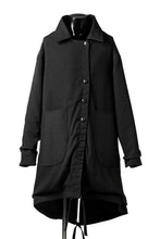 画像をギャラリービューアに読み込む, SOSNOVSKA REVERSIBLE UNINHIBITED RAIN COAT UREAN (BLACK)