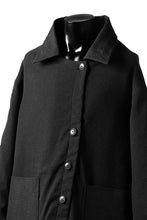 画像をギャラリービューアに読み込む, SOSNOVSKA REVERSIBLE UNINHIBITED RAIN COAT UREAN (BLACK)