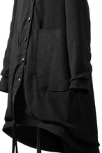 画像をギャラリービューアに読み込む, SOSNOVSKA REVERSIBLE UNINHIBITED RAIN COAT UREAN (BLACK)
