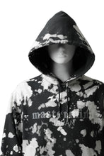 Load image into Gallery viewer, mastermind JAPAN SWEAT HOODIE / BLEACH & TIE DYE (BLACK x WHITE)