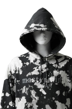 Load image into Gallery viewer, mastermind JAPAN SWEAT HOODIE / BLEACH & TIE DYE (BLACK x WHITE)