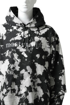 Load image into Gallery viewer, mastermind JAPAN SWEAT HOODIE / BLEACH & TIE DYE (BLACK x WHITE)