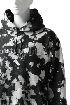 Load image into Gallery viewer, mastermind JAPAN SWEAT HOODIE / BLEACH & TIE DYE (BLACK x WHITE)