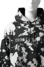 Load image into Gallery viewer, mastermind JAPAN SWEAT HOODIE / BLEACH & TIE DYE (BLACK x WHITE)
