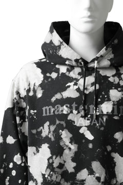 Load image into Gallery viewer, mastermind JAPAN SWEAT HOODIE / BLEACH & TIE DYE (BLACK x WHITE)