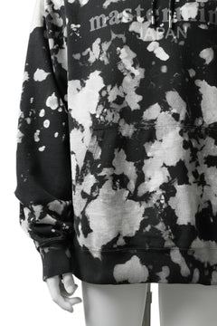 Load image into Gallery viewer, mastermind JAPAN SWEAT HOODIE / BLEACH & TIE DYE (BLACK x WHITE)